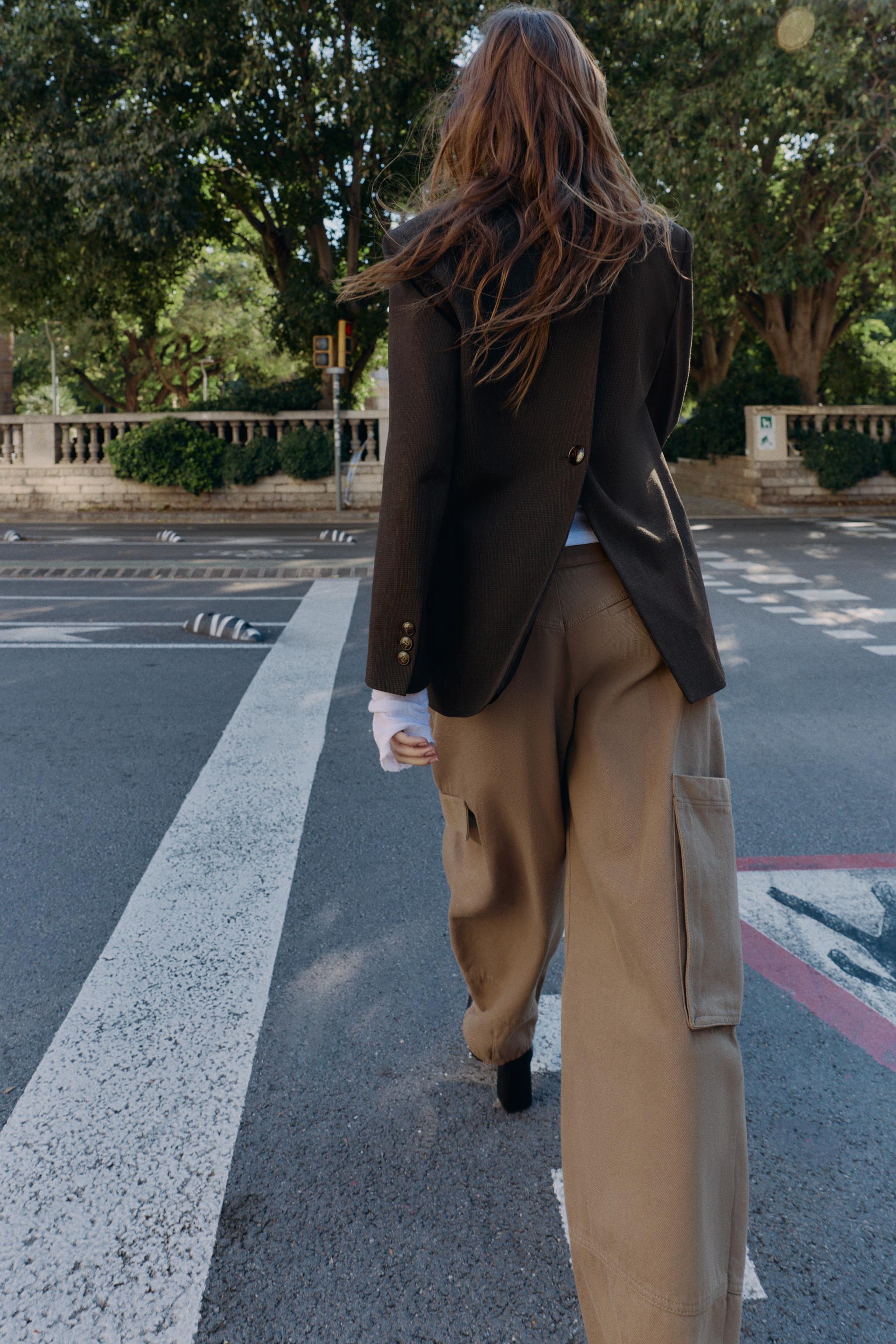 BLAZER WITH SHOULDER PADS AND BUTTONED BACK